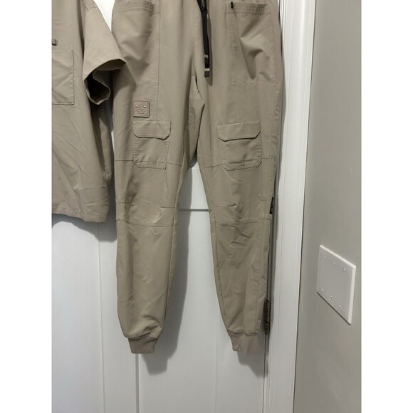 FIGS STAR WARS Mandalorian Baby Yoda Scrub Set Tan XL Top Large Tall Joggers - Picture 11 of 11